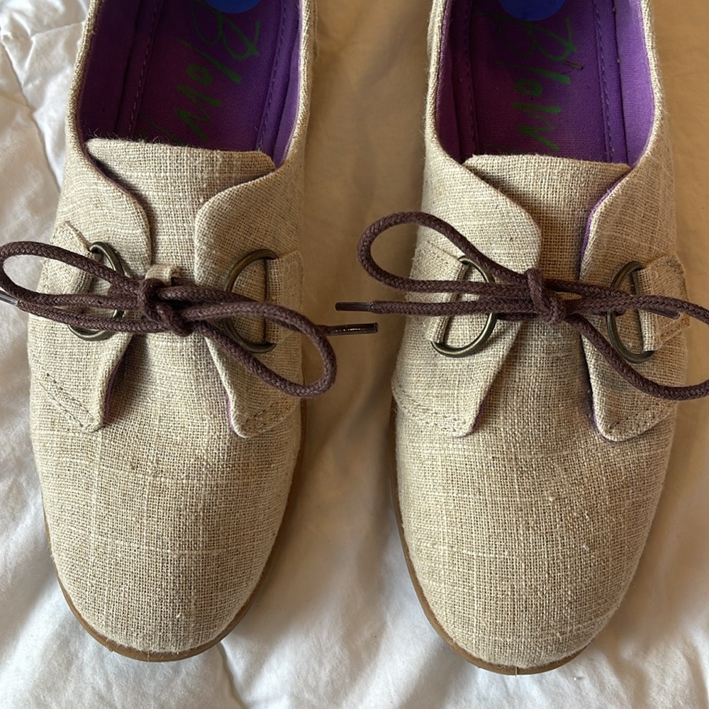 Blowfish tan lace up shoes burlap like material 7.5 great condition